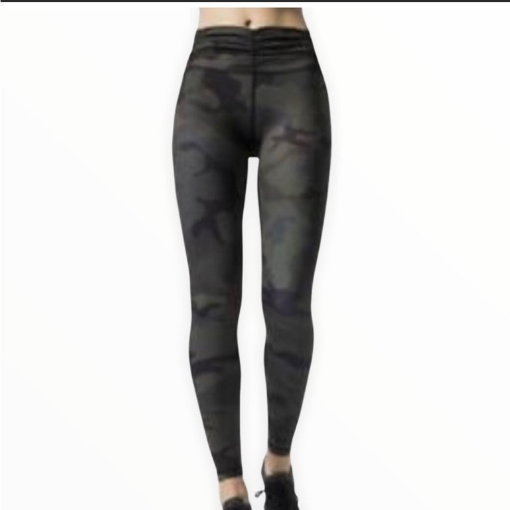 Spanx Camo Seamless Look At Me Now Leggings Size M.